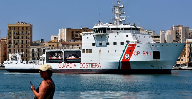 Italie : le navire de migrants autorisé à accoster, mais pas à débarquer