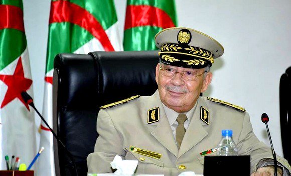 Gaïd Salah préside la cérémonie d’installation du nouveau Commandant de la 2ème RM