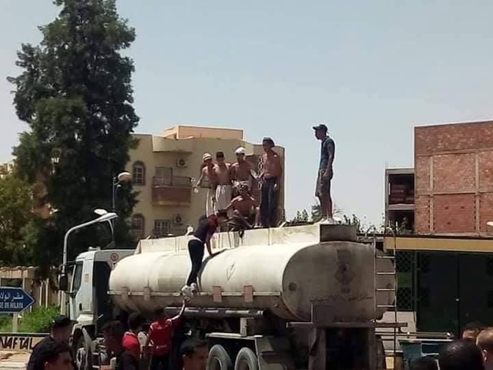 Vidéo: des manifestants menacent de s’immoler à Ouargla