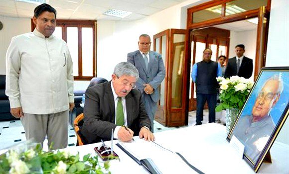 Décès de l&rsquo;ancien Premier ministre indien Vajpayee : M. Ahmed Ouyahia signe le registre des condoléances