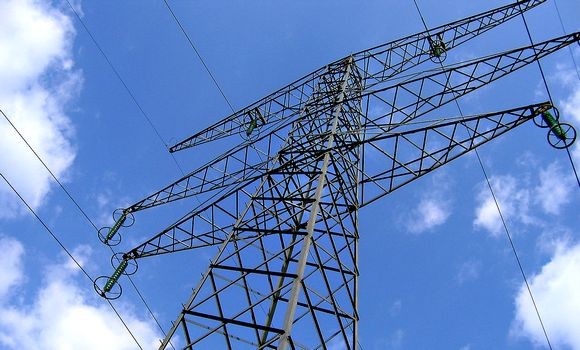 Une nouvelle technique pour réparer une panne au réseau de transport de haute tension à Biskra