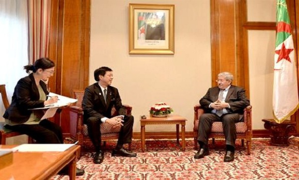 Ouyahia reçoit le ministre délégué auprès du ministre japonais de l&rsquo;Economie