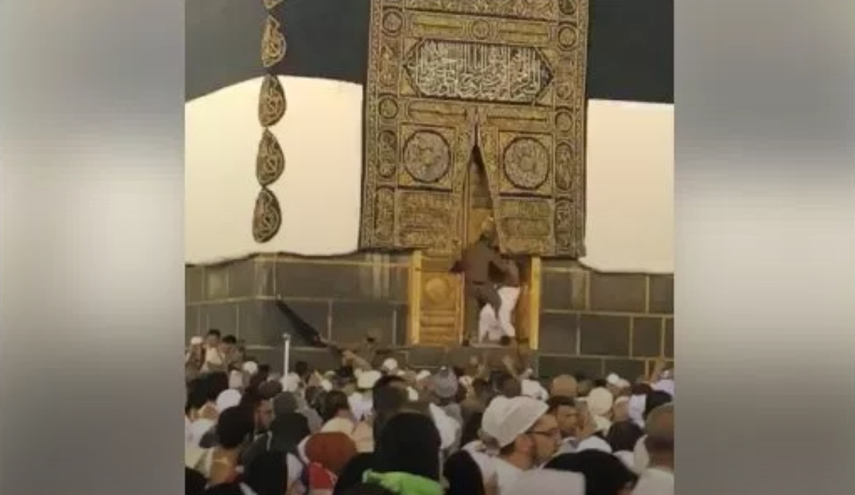 HADJ 2018 : Un hadj escalade la Kaaba et tente de forcer la porte