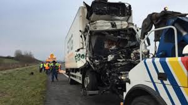 Aïn-Sefra: Un semi-remorque coincé sous un viaduc