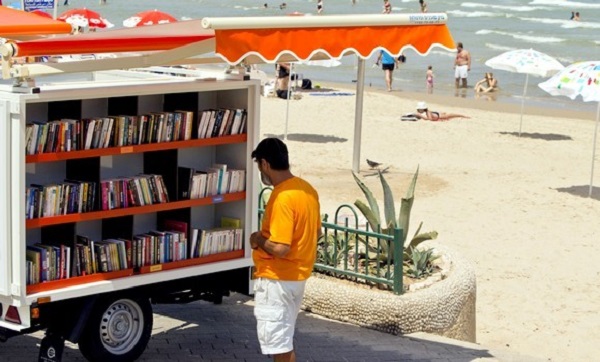 El Tarf : une biblio-plage invite les estivants à renouer avec la passion de la lecture
