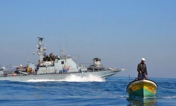 Des bateaux des pêcheurs palestiniens agressés par des vedettes israéliennes au large de Ghaza