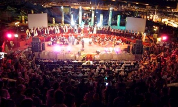 Une pléiade de chanteurs anime un concert à Alger