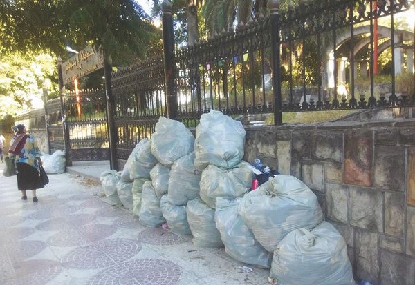 Arrêt sur image / Vu à Tizi Ouzou : Le jardin du 1er-Novembre transformé en dépotoir !