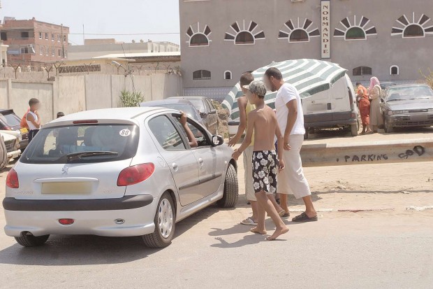 Ils se réapproprient les accès aux plages : Les «parkingueurs» reviennent en force