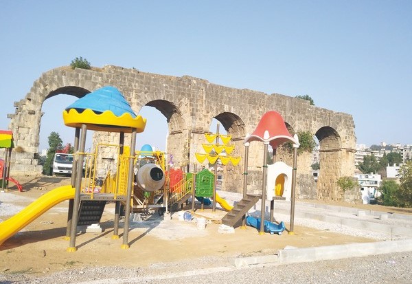 Des toboggans sous l’aqueduc romain de Constantine : L’improvisation de trop