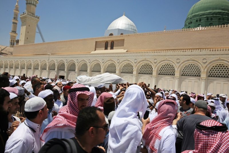 Décès du Cheikh Aboubakr Al-Djazairi: une foule de fidèles accomplit la prière funéraire