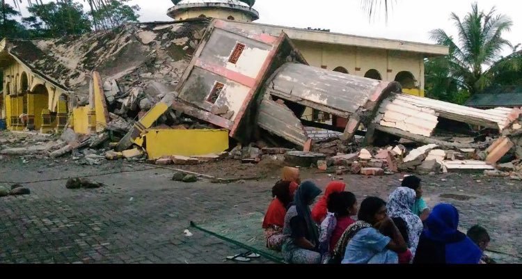 Séisme en Indonésie: au moins 98 morts et des centaines de blessés