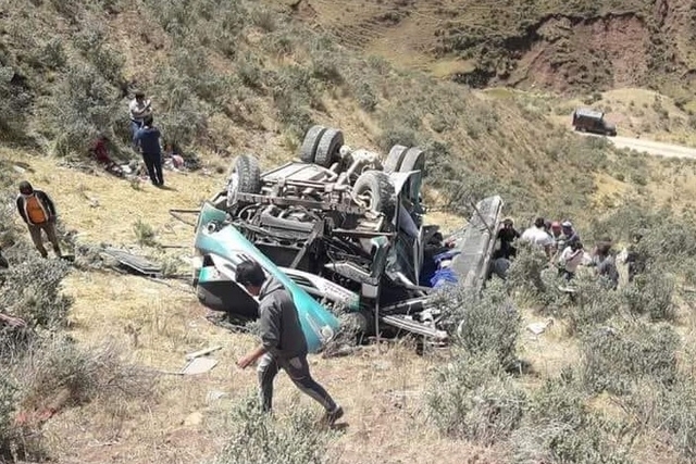 Un car tombe dans un ravin au Pérou: au moins 15 morts