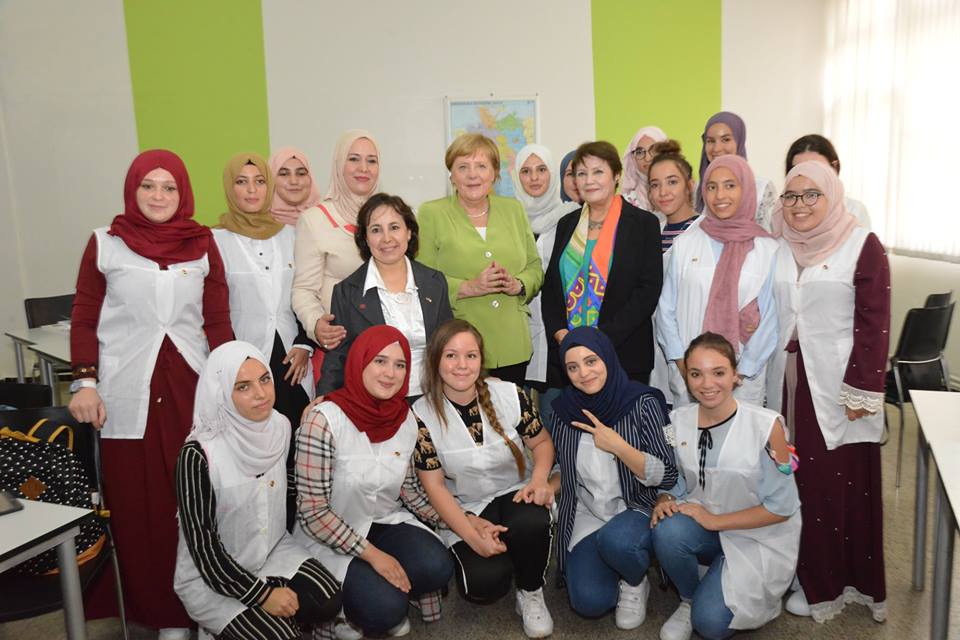 Merkel visite le lycée des filles à Hussein Dey