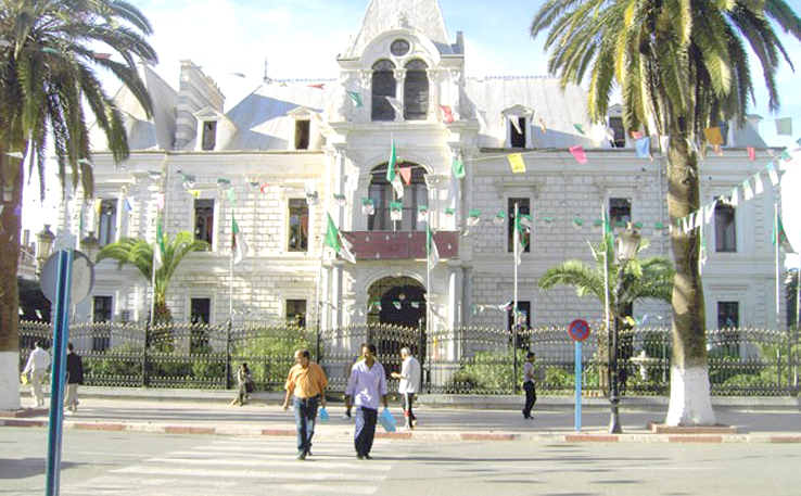 Sidi Bel Abbes: La pénurie d&rsquo;eau fait sortir des habitants dans la rue !