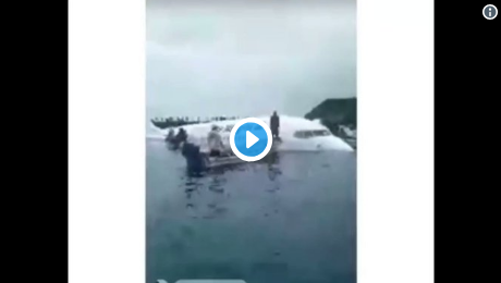 Vidéo: Un avion de ligne plonge dans un lagon du Pacifique !