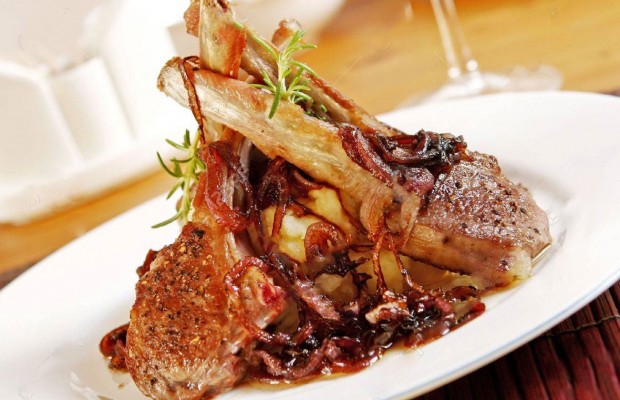 Côtelettes à la purée d’oignons