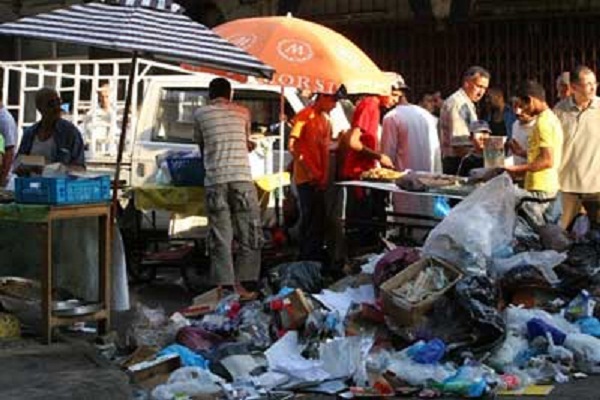 Relizane: Des fruits exposés près de poubelles