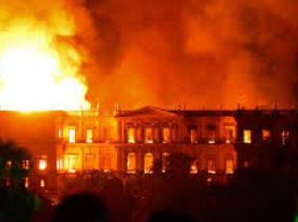 Un incendie ravage le Musée National de Rio, joyau culturel du Brésil