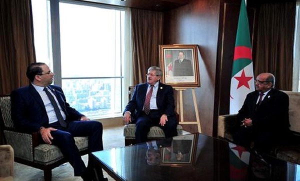 Ouyahia s’entretient à Pékin avec le chef du gouvernement tunisien