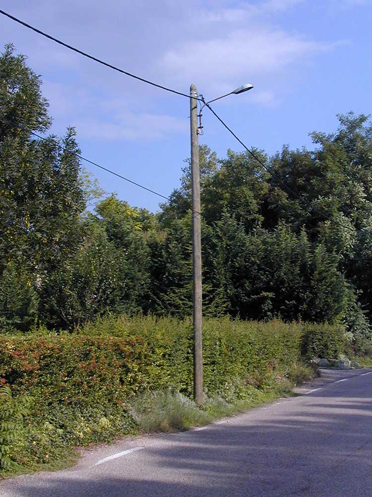Rue Docteur Laveran: Un poteau téléphonique qui ne tient qu’à un fil !