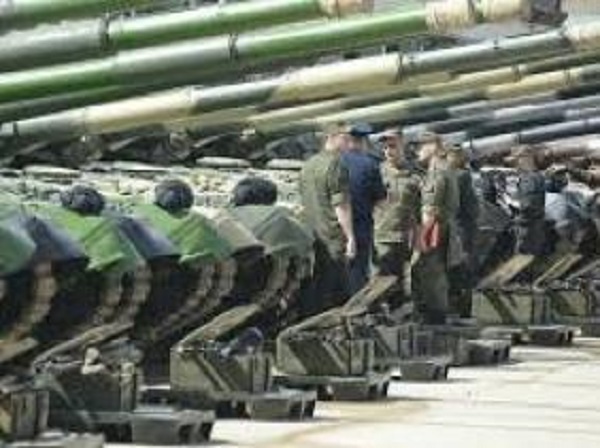 La Russie étale sa puissance militaire en organisant de gigantesques manoeuvres