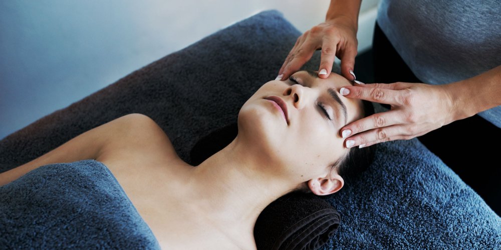Beauté: 4 idées pour pratiquer massages et gymnastique du visage