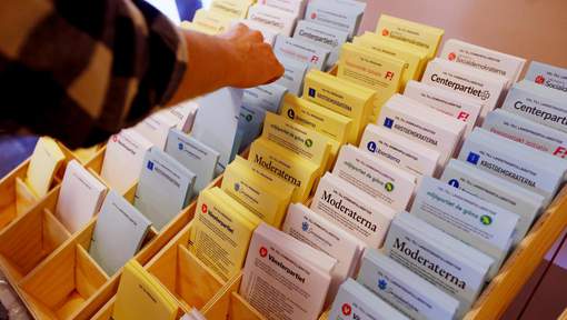 Les Suédois votent lors de législatives à suspens