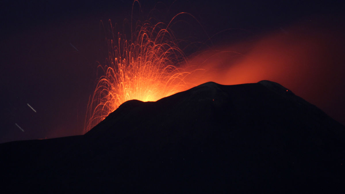 Italie: fortes explosions sur l’Etna, niveau de vigilance accru