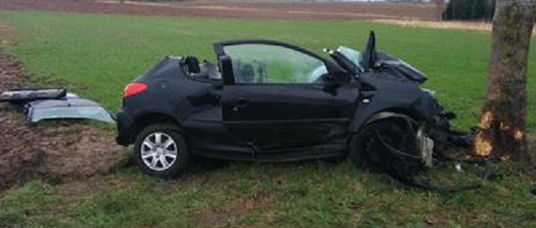 Un véhicule percute un arbre, 3 morts et une blessée