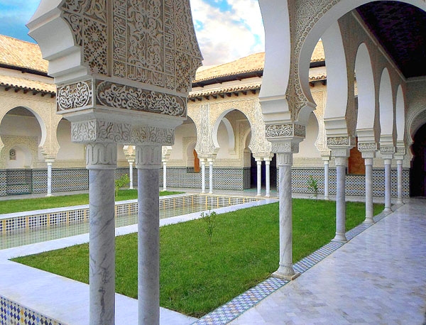 La dictée publique, une vitrine pédagogique de la francophonie : Rétrospective des dictées organisées à la cité des Zianides