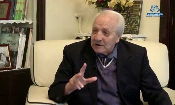 Le Président Bouteflika décerne la médaille de l&rsquo;Ordre du mérite national « Athir » au moudjahid Tahar Z&rsquo;Biri