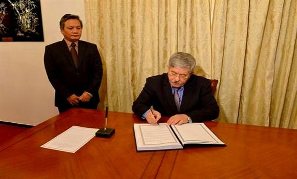 Décès de l’ancien Premier ministre vietnamien: Ouyahia signe le registre de condoléances