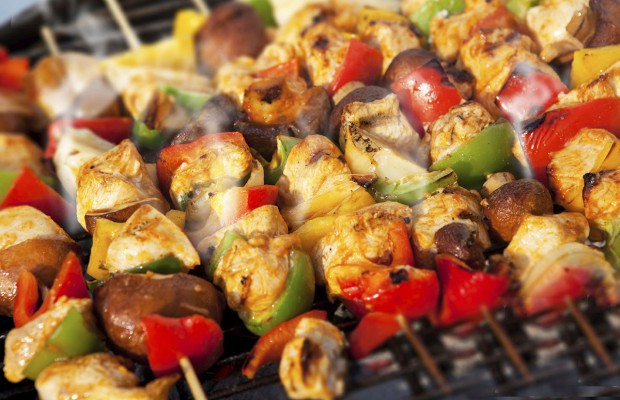 Brochettes de poulet au piment et à l’ail