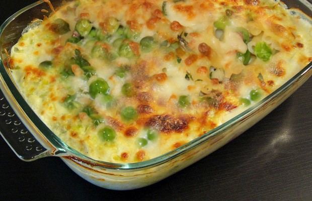 Gratin de pommes de terre et de petits pois à la crème