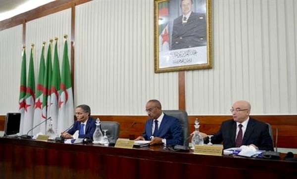 Noureddine Bedoui installe les nouveaux walis