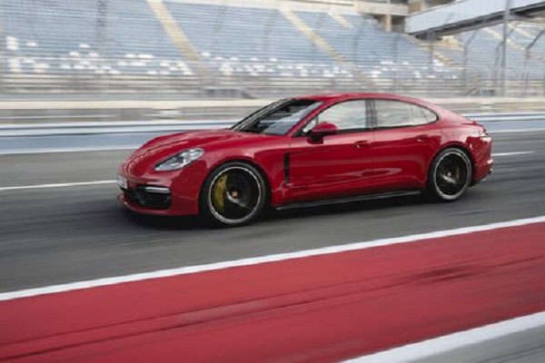 Porsche : Panamera GTS, V8 bi-turbo de 460 ch, châssis sport et un large éventail d’équipements