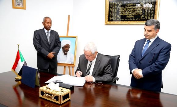 Décès de l’ancien président soudanais Abdulrahman Siwar Al-Dahab : Bensalah signe le registre de condoléances