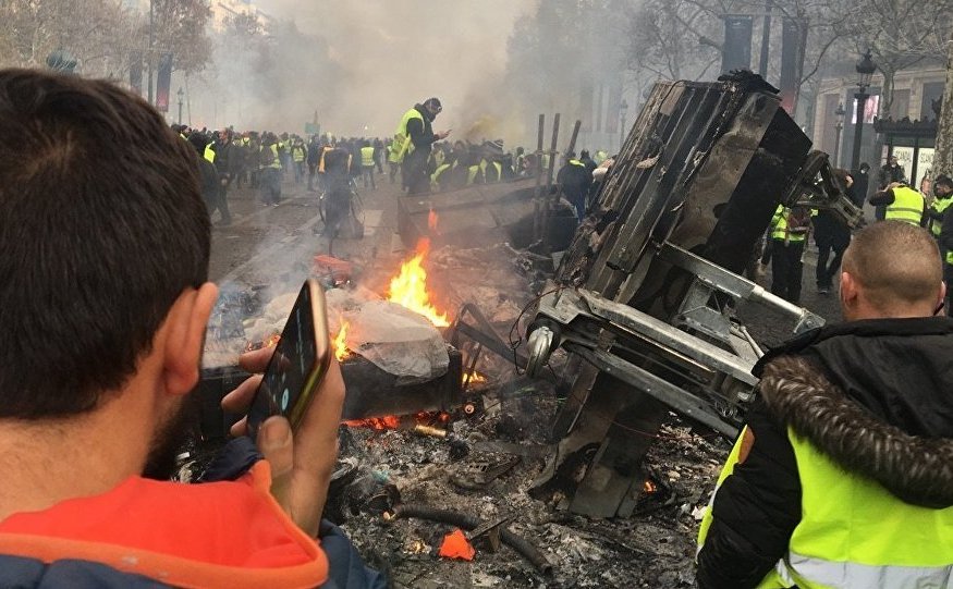 Vidéo: La colère des « Gilets jaunes » à Paris