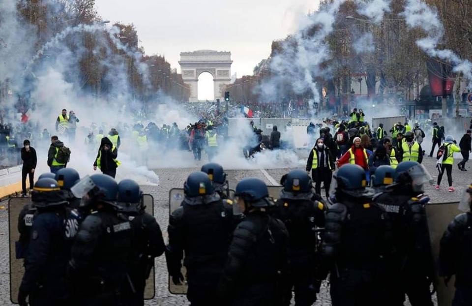 Une manifestation des gilets jaunes déborde au centre ville de paris !(vidéo)
