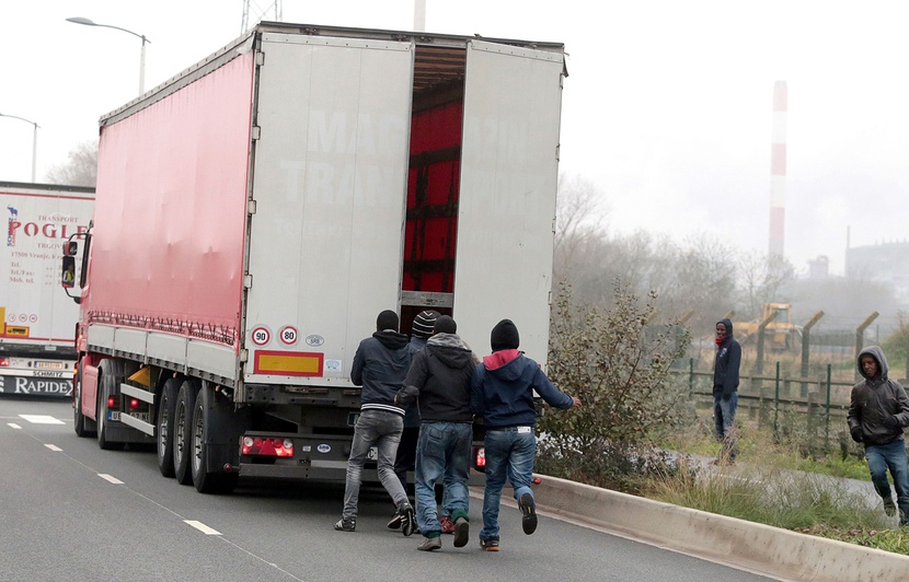 Grande Bretagne: 21 migrants découverts à bord d’un camion frigorifique