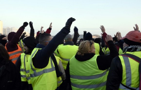 Les « gilets jaunes » affluent vers Paris, la tension monte autour de l’Elysée