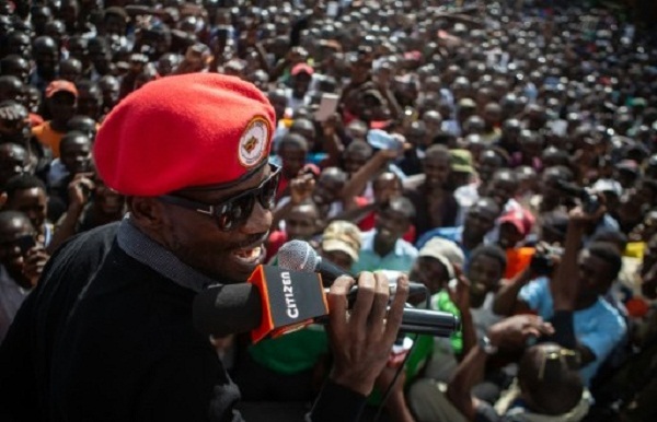Ouganda : Bobi Wine en concert devant des milliers de fans