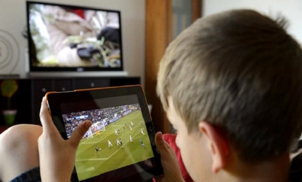 Télévision, tablettes et smartphones…ces gadgets qui menacent la santé des enfants de moins de 3 ans: Le spectre de l’autisme via les écrans guette nos enfants !