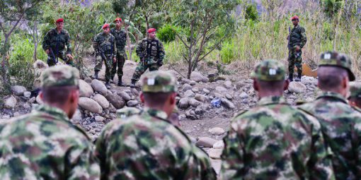 Des contrebandiers attaquent des militaires en Colombie