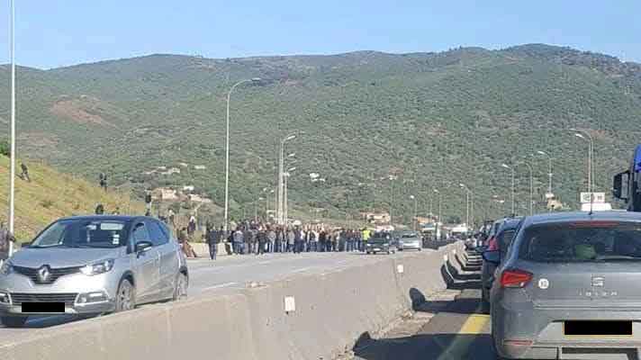 Lakhdaria: Protesta de rappelés du service national sur l&rsquo;autoroute