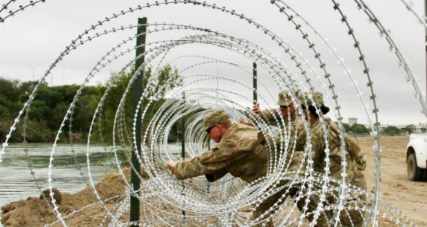Frontière avec le Mexique : L’armée US déroule des kilomètres de barbelés