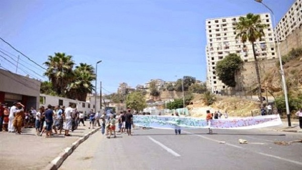 Skikda: Des habitants d’El Khanga bloquent la route