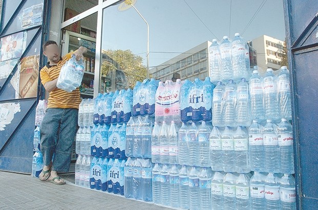 Exposition de l’eau minérale au soleil: 92 commerces fermés