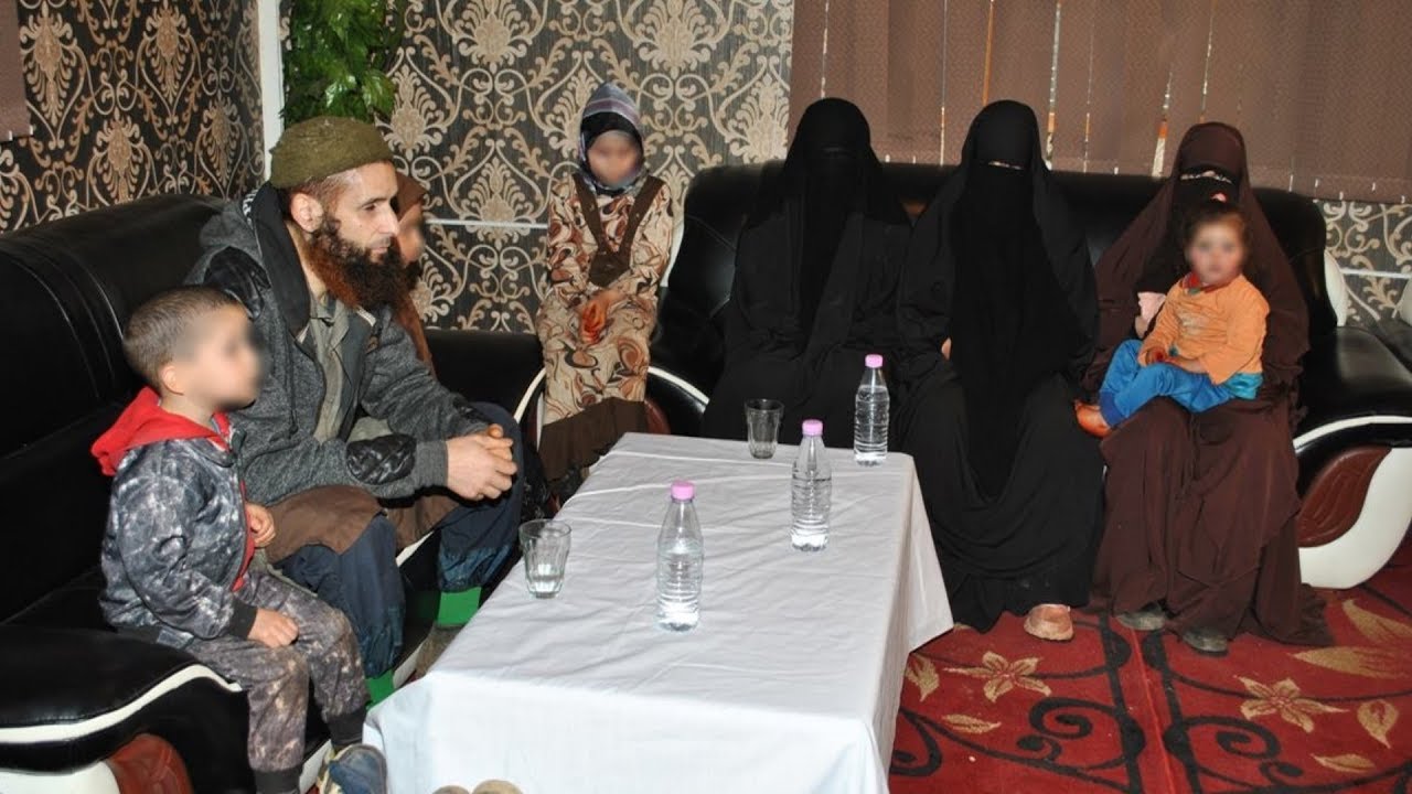 Reddition d’un terroriste accompagné de 3 familles aux autorités militaires à Skikda (Vidéo)